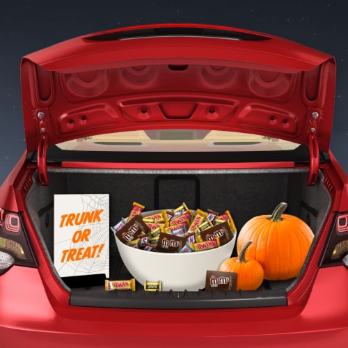 M&M'S Snickers Twix Milky Way & 3 Musketeers Bulk Halloween Candy Assortment Perspective: right
