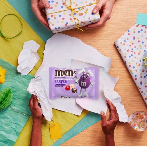 M&M'S Easter Sundae White Chocolate & Dark Chocolate Easter Candy Bag Perspective: right