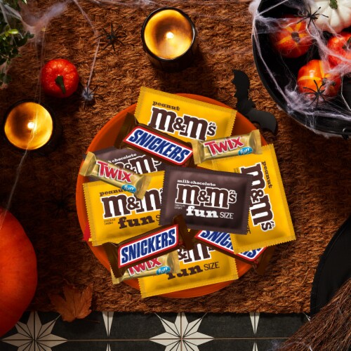 Mars M&M'S® TWIX® and SNICKERS® Assorted Chocolate Halloween Fun Size Candy Bag Perspective: right