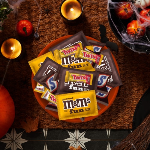 M&M'S Milk Chocolate M&M'S Peanut Snickers & Twix Halloween Candy Variety Pack Bulk Bag Perspective: right
