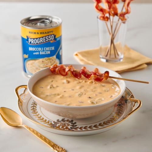 Progresso™ Rich & Hearty Gluten Free Broccoli Cheese With Bacon Soup Perspective: right