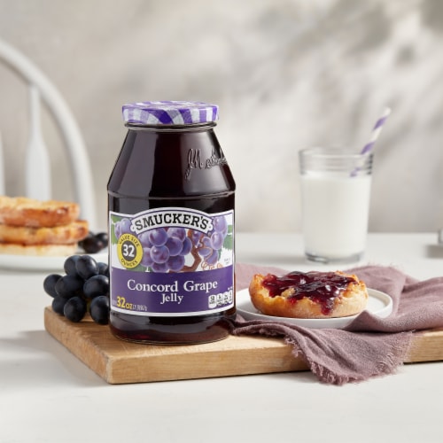 Smucker's Concord Grape Jelly Perspective: right