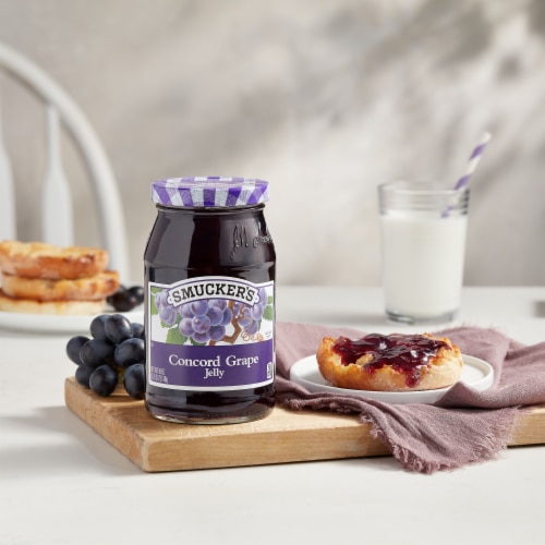 Smucker's Concord Grape Jelly Perspective: right