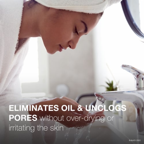 Neutrogena Oil-Free Acne Wash Perspective: right