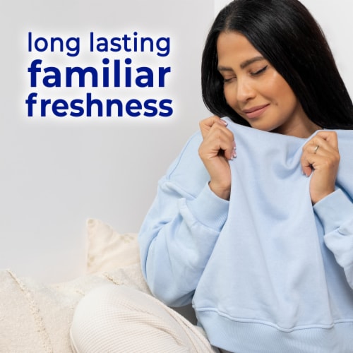 Snuggle® Cuddle-Up Fresh™ Blue Sparkle® Liquid Fabric Softener Perspective: right