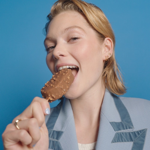 Haagen Dazs® Vanilla Milk Chocolate Almond Ice Cream Bars Perspective: right
