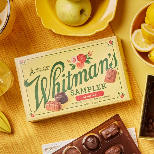 WHITMAN'S SAMPLER Assorted Milk & Dark Chocolate Gift Box Perspective: right