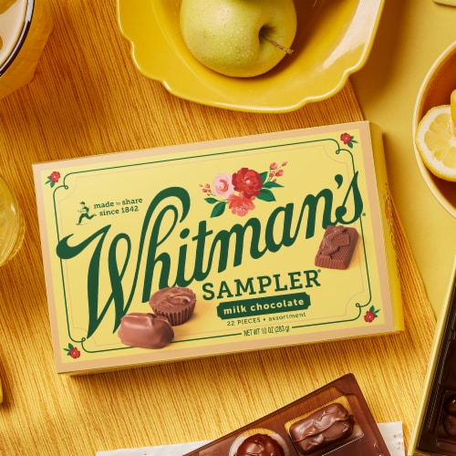 WHITMAN'S SAMPLER Assorted Milk Chocolate Gift Box Perspective: right