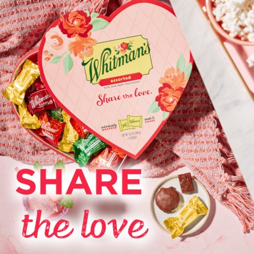 WHITMAN'S Sharing Heart Assorted Milk & Dark Chocolate Candy Gift Box Perspective: right