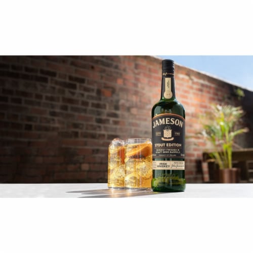 Jameson® Caskmates Stout Irish Whiskey Perspective: right