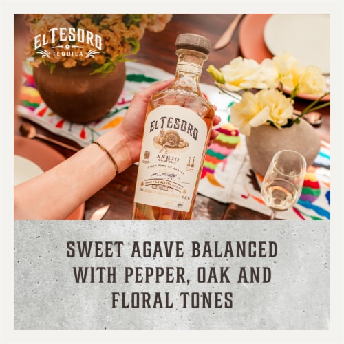El Tesoro Añejo Tequila Perspective: right