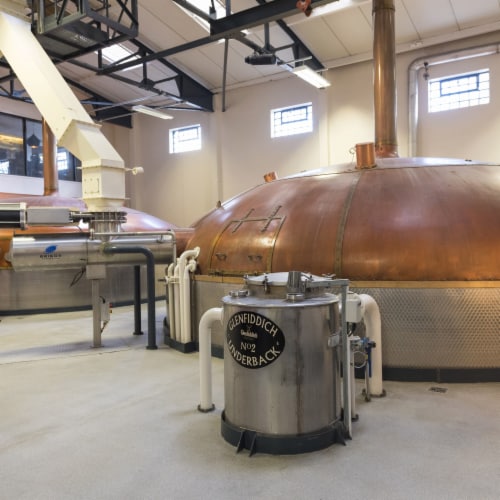 Glenfiddich 12 Year Old Single Malt Scotch Whisky Perspective: right