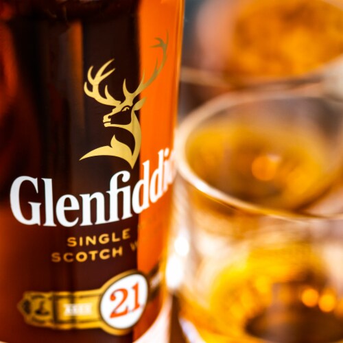 Glenfiddich 21 Year Old Gran Reserva Single Malt Scotch Whisky Perspective: right