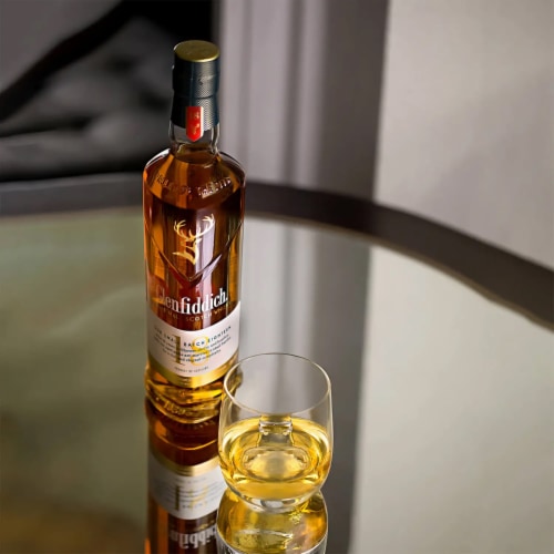 Glenfiddich 18 Year Old Single Malt Scotch Whisky Perspective: right