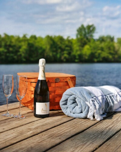 Poema Cava Extra Dry Sparkling Wine Perspective: right