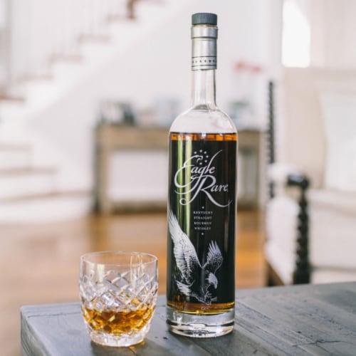 Eagle Rare 10 Year Kentucky Straight Bourbon Whiskey 90 Proof Perspective: right