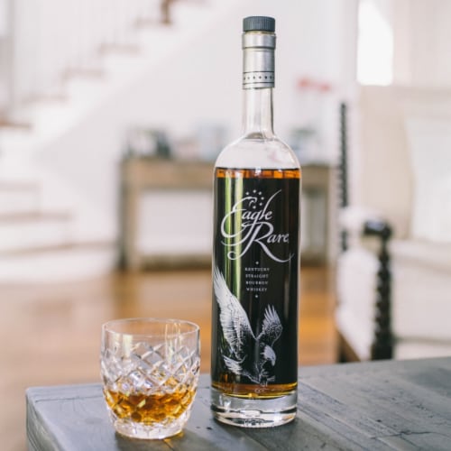 Eagle Rare 10 Year Kentucky Straight Bourbon Whiskey 90 Proof Perspective: right