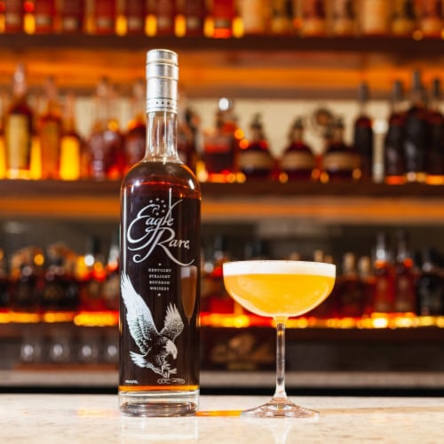 Eagle Rare 17 Year Old Kentucky Straight Bourbon Whiskey 101 Proof Perspective: right