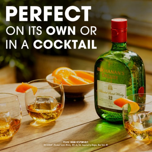 Buchanan's Whisky - Blended Scotch DeLuxe Aged 12 Years Perspective: right