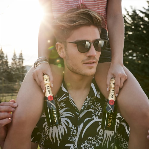Moet & Chandon Imperial Brut Champagne Perspective: right