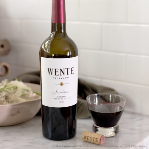 Wente Vineyards Sandstone Merlot California Red Wine Perspective: right