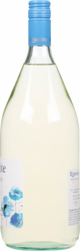 Riunite Trebbiano Moscato White Wine Perspective: right