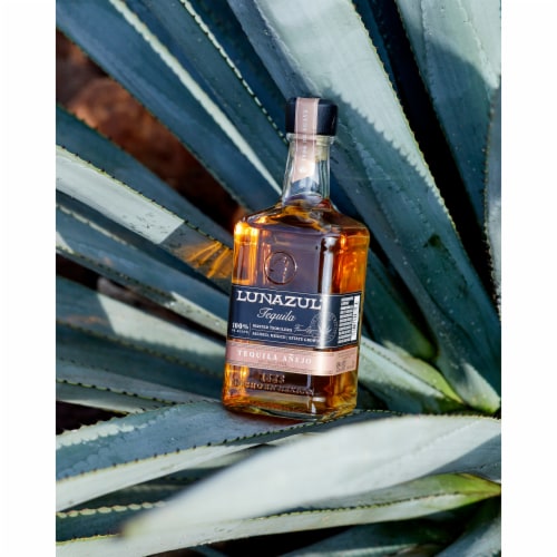 Lunazul Tequila Anejo Perspective: right
