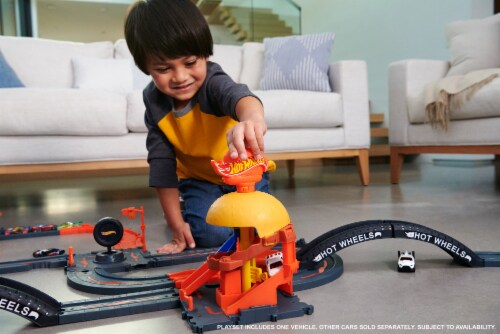 Mattel Hot Wheels® City Burger Blitz Playset Perspective: right