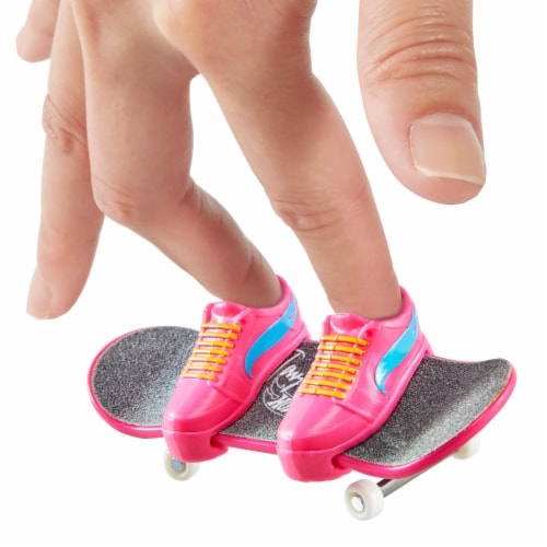 Mattel® Hot Wheels Skate™ Collector Set Perspective: right