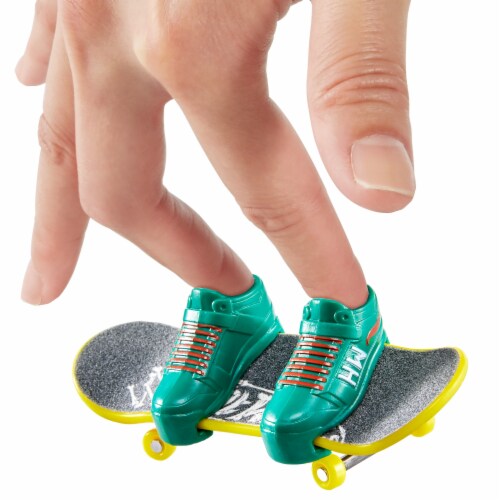 Mattel Hot Wheels® Skate™ Collector Set Perspective: right