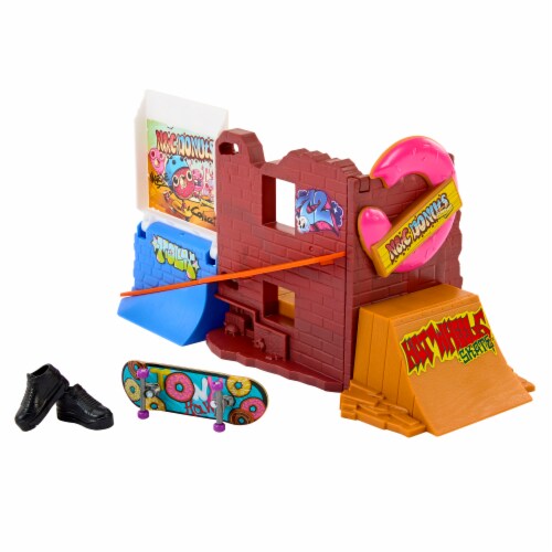 Mattel Hot Wheels Skate™ Donut Skatepark Playset Perspective: right