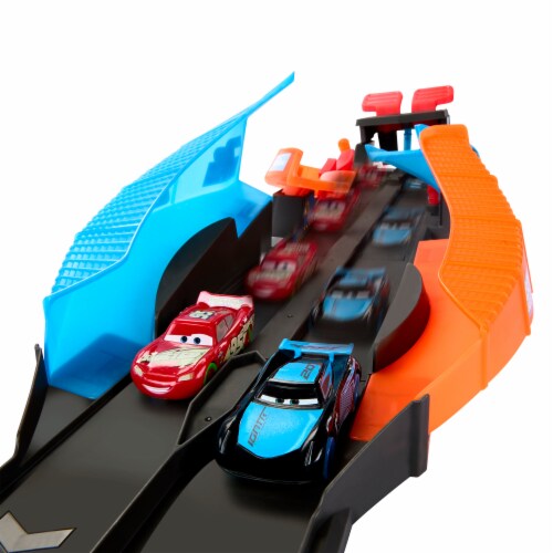 Meet the Cars 3 Lightning McQueen toy racer