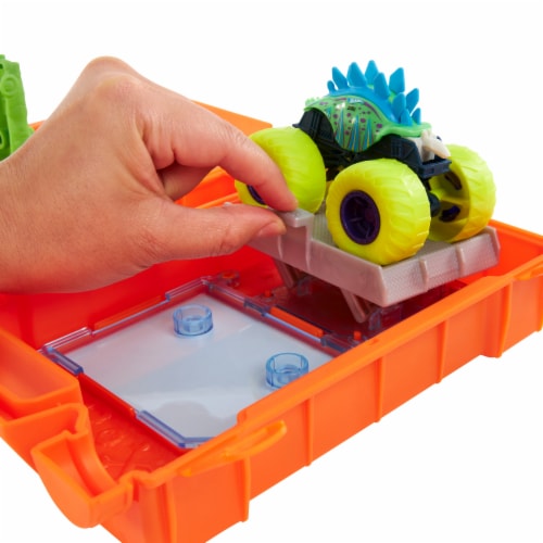 Mattel Hot Wheels Monster Trucks™ Fuel N Go Palyset Perspective: right