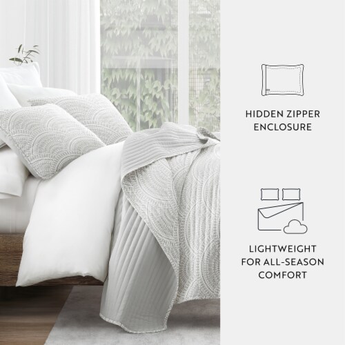Linen Studio™ Soft Quilt Coverlet Bedding Set - Pattern/Solid Reversible Perspective: right