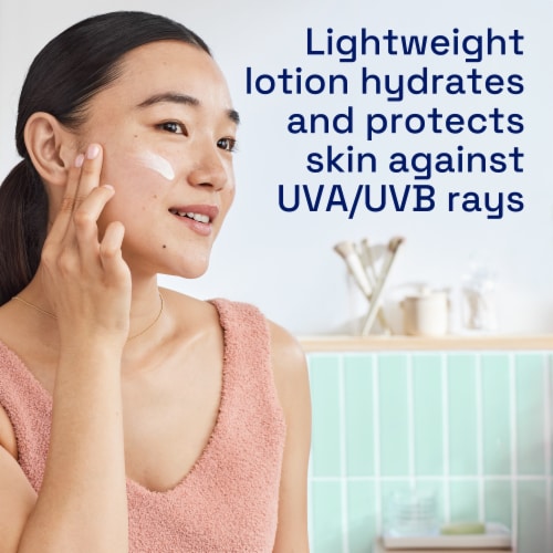 Cetaphil® Daily Oil-Free Facial Moisturizer SPF 35 Perspective: right