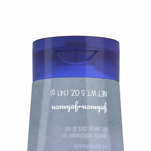Clean & Clear® Blackhead Eraser Facial Scrub Perspective: right