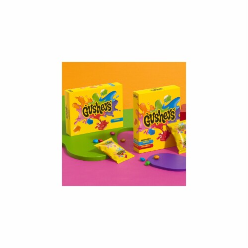General Mills Gushers Fruit Flavored Snacks Strawberry Splash and Tropical (Pack of 8) Perspective: right