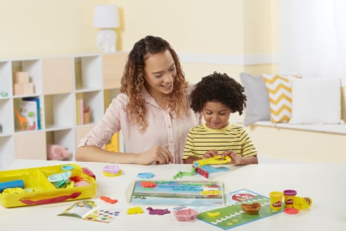 Play-Doh Discover and Store Creative Play Perspective: right