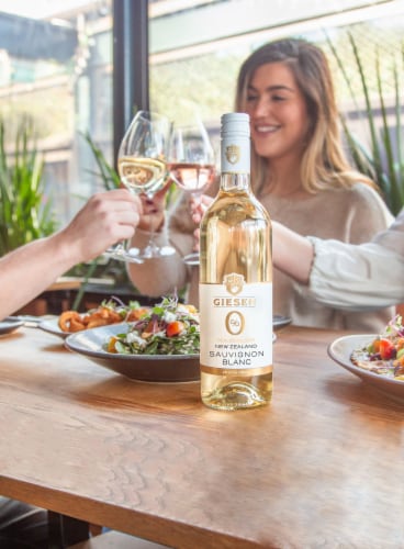 Giesen 0% Sauvignon Blanc Non-Alcoholic Low Calorie New Zealand White Wine Perspective: right