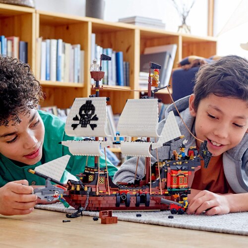 31109 LEGO® Creator™ Pirate Ship Perspective: right