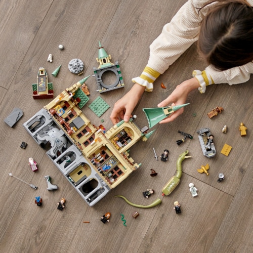 LEGO® Harry Potter Hogwarts' Chamber of Secrets Perspective: right