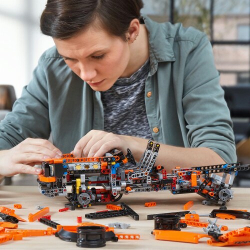 LEGO® Technic Ford F-150 Raptor Building Set Perspective: right