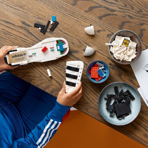 10282 LEGO® adidas Originals Superstar Perspective: right