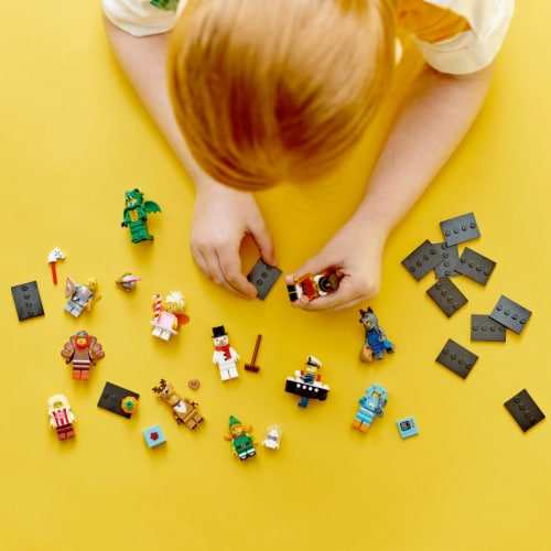 71034 LEGO® Series 23 Minifigures Perspective: right
