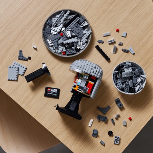 LEGO® Star Wars The Mandalorian Helmet Building Set Perspective: right