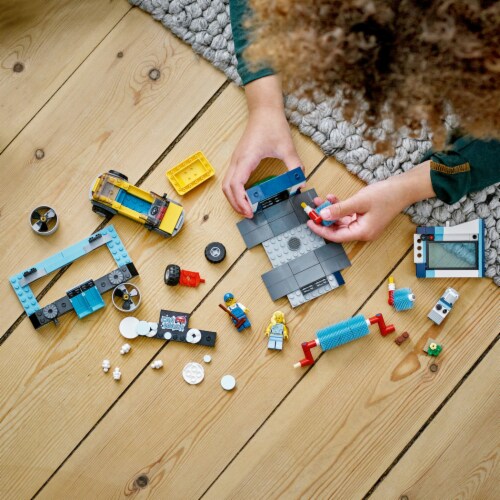 LEGO® City Car Wash Playset Perspective: right