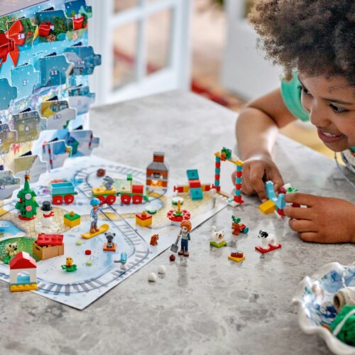 LEGO® Friends Advent Calendar 41758 Perspective: right