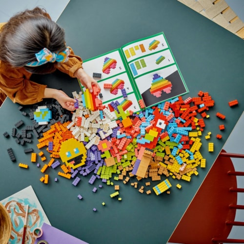 LEGO® Classic Lots of Bricks Building Blocks Perspective: right