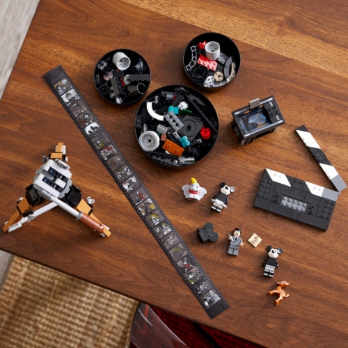 LEGO® Walt Disney Tribute Camera Perspective: right