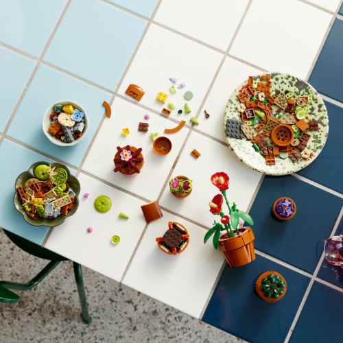 LEGO® Botanical Collection Tiny Plants 10329 Building Set Perspective: right